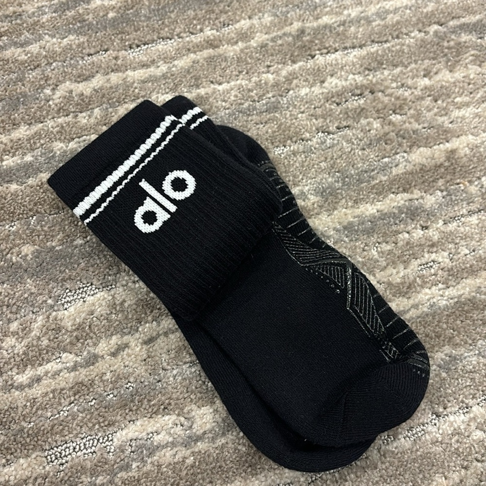Alo Women’s throwback barre socks